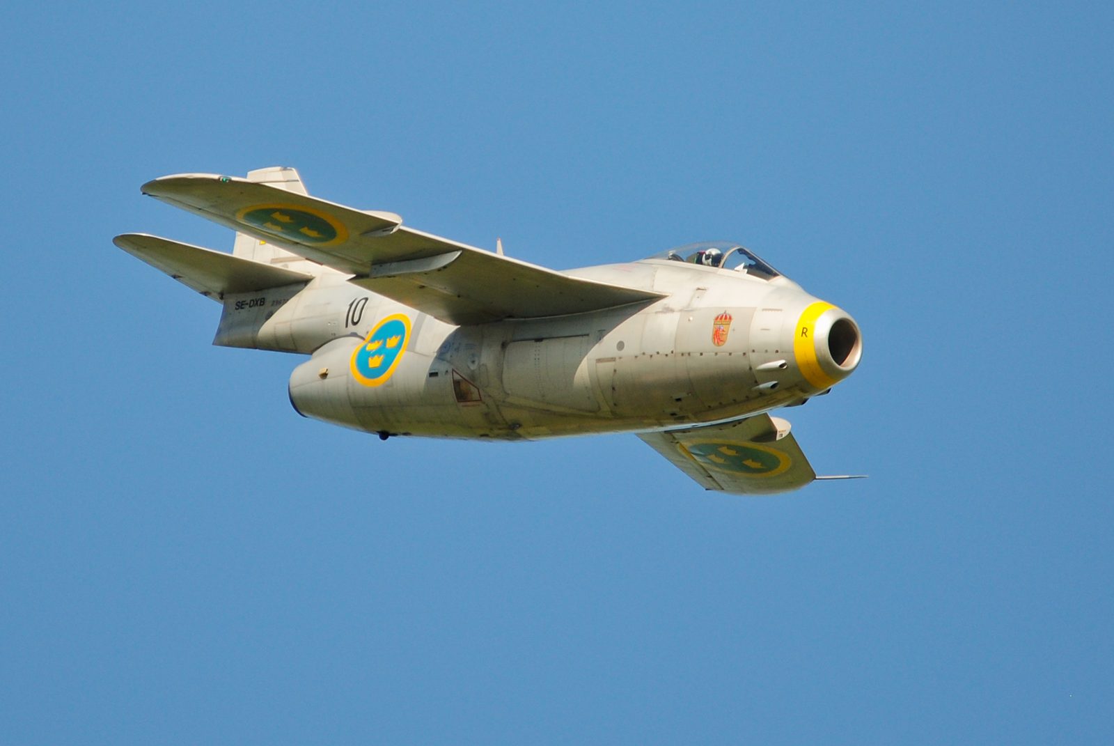 Saab J 29F Tunnan SE-DXB från Swedish Air Force Historic Flight i luften mot blå himmel