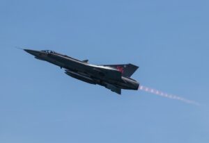 Saab 35 Draken J 35J (35556, SE-DXR) i luften med tänd efterbrännkammare, sedd från sidan
