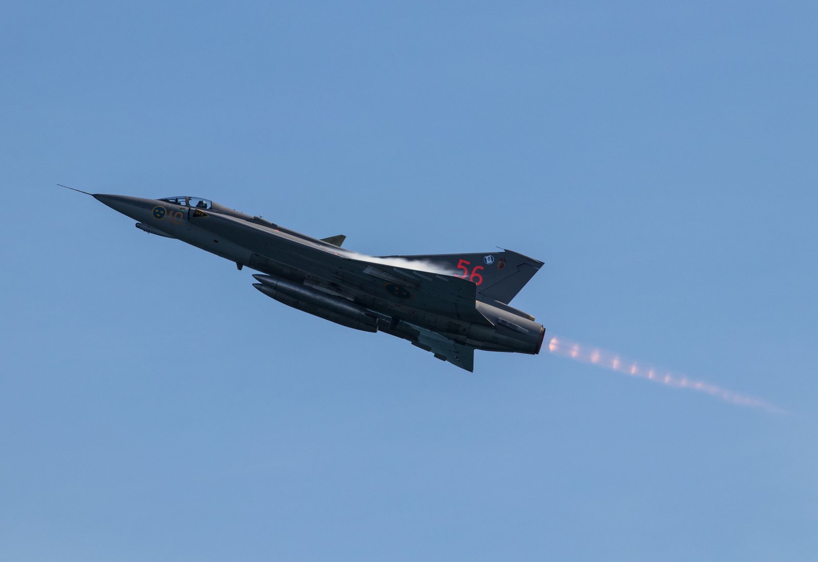 Saab 35 Draken J 35J (35556, SE-DXR) i luften med tänd efterbrännkammare, sedd från sidan