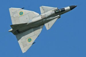 Saab 37 Viggen (AJS 37, nummer 37098) i luften med nosvinge och deltavinge