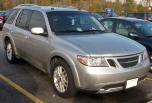 Silverfärgad Saab 9-7X SUV fotograferad snett framifrån