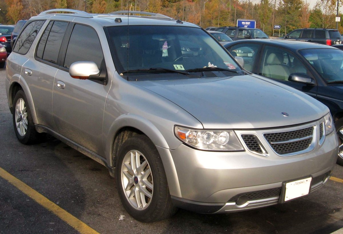 Silverfärgad Saab 9-7X SUV fotograferad snett framifrån