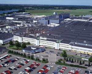 Flygbild över Saab Automobiles fabrik i Trollhättan med huvudkontoret och Saab-skylten, juni 2009