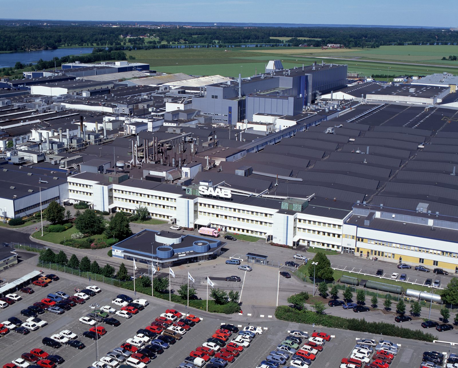 Flygbild över Saab Automobiles fabrik i Trollhättan med huvudkontoret och Saab-skylten, juni 2009