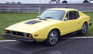 Gul Saab Sonett III av årsmodell 1974 med svarta stötfångare, fotograferad snett framifrån