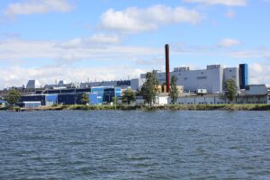 Saab-fabriken i Trollhättan sedd från Göta älv 2012