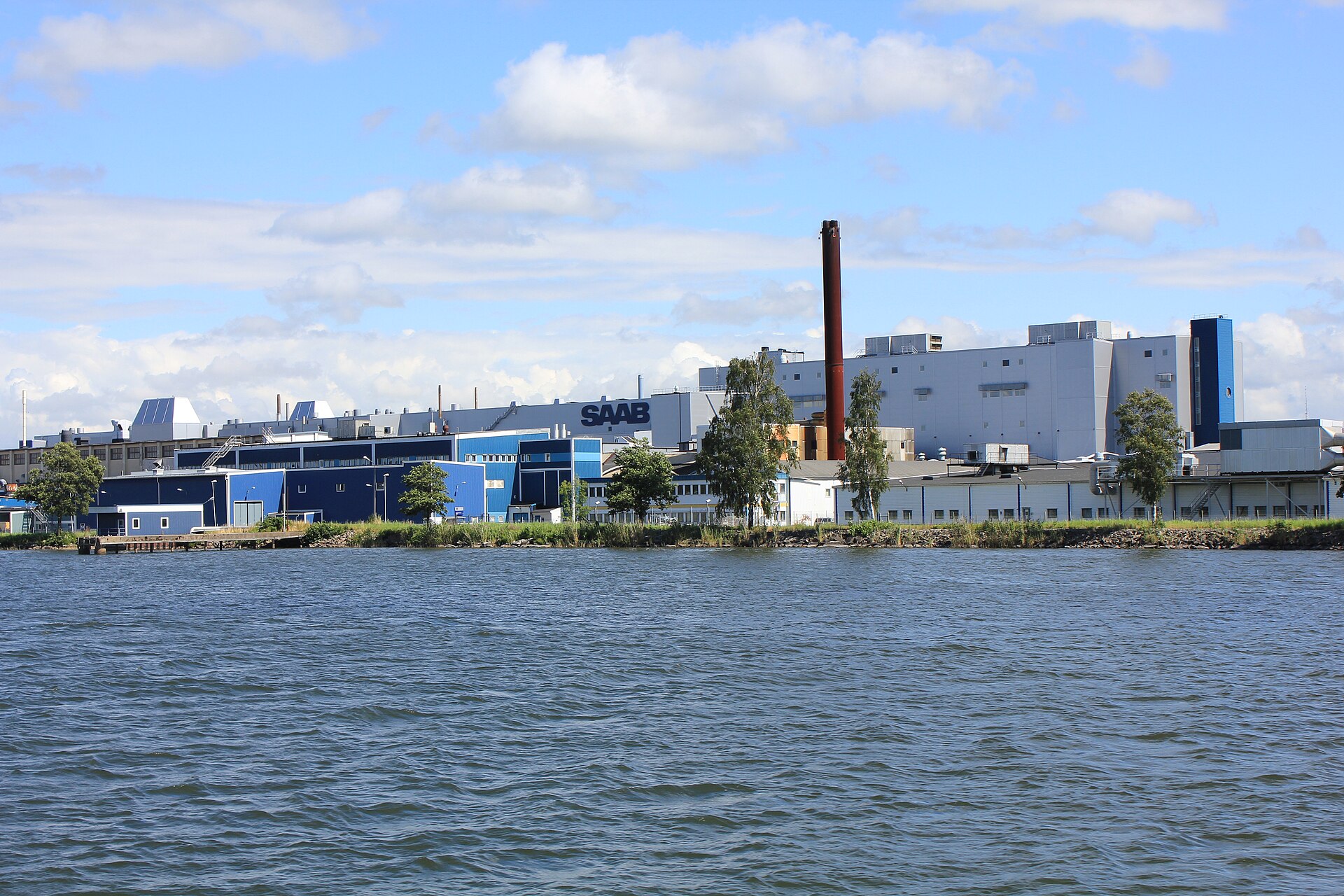 Saab-fabriken i Trollhättan sedd från Göta älv 2012